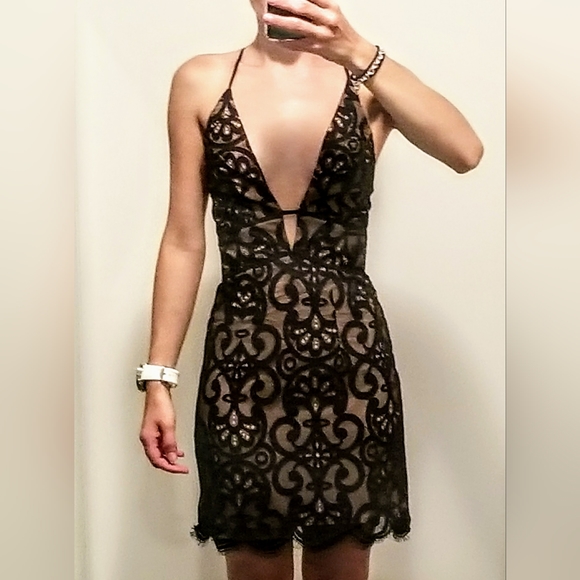 Lace open-back dress - Picture 5 of 6